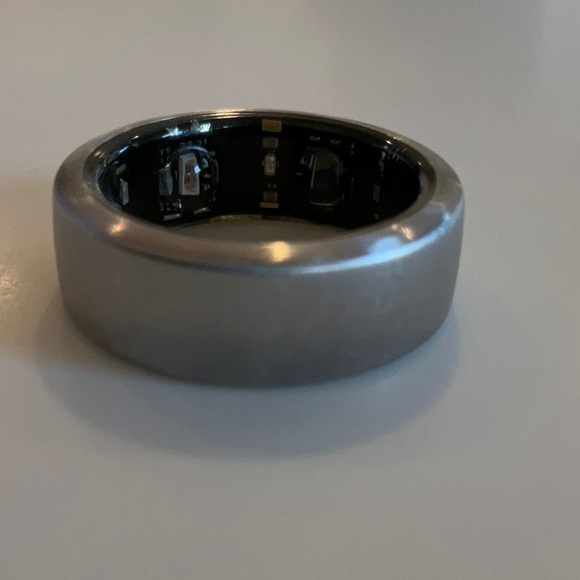 Oura Gen 3 Horizon Brushed Titanium Size 8 with charger - Picture 14 of 16